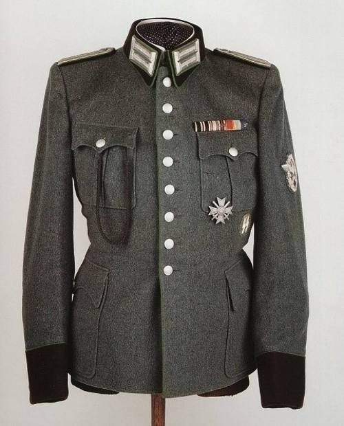 德国国防军警察少尉礼服这是国防军将官大衣,他的袖章是表明他曾隶属